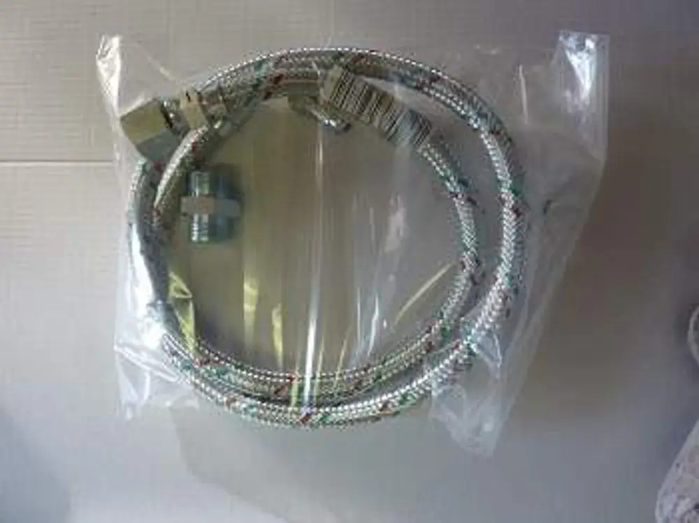 Metallener Ölschlauch in Verpackung von Remeha, mit einem Ende mit Anschluss für die Montage. Eignet sich für Heizsysteme und Flüssigkeitstransporte.